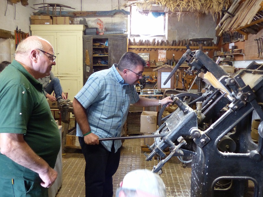 Marc conseille Amaury  la creuseuse